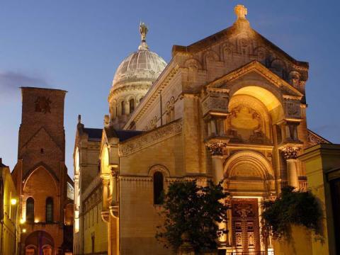 La basilique Saint-Martin de Tours, ahol Szent Márton sírja is található. A kép alkonyban készült, különleges kivilágítással mutataja a bazilika épületét. 