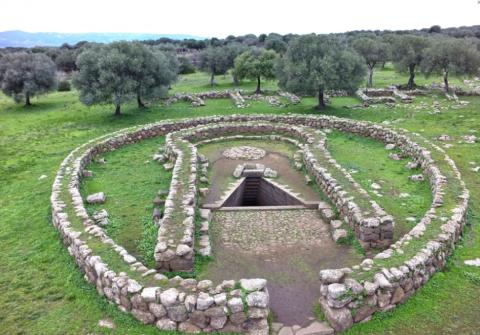 Pozzo Sacre di Santa ChristinaA subterranean well surrounded by a circular wall. From a top-down view, the well resembles a keyhole, with a staircase leading down to its rim. The entrance is shaded, but a circular opening above the well lets in some light.
